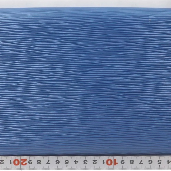 LV Epi Crossbody - Picture 6 of 8